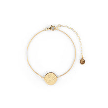 Load image into Gallery viewer, CU JEWELLERY ELLAS COIN BRACE GOLD Ellas Hjältar - Ett guld-pläterat armband i återvunnet silver skapat för och med stiftelsen Ellas hjältar! När du köper ett armband skänks det hundra kronor till stiftelsen!