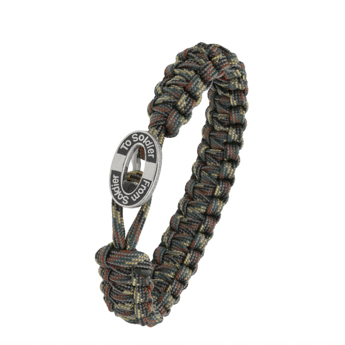 From Soldier To Soldier är ett coolt, tufft och elegant handjort armband i flätad fallskärmslina med ett lås i sterlingsilver i form av en uniformsknapp.