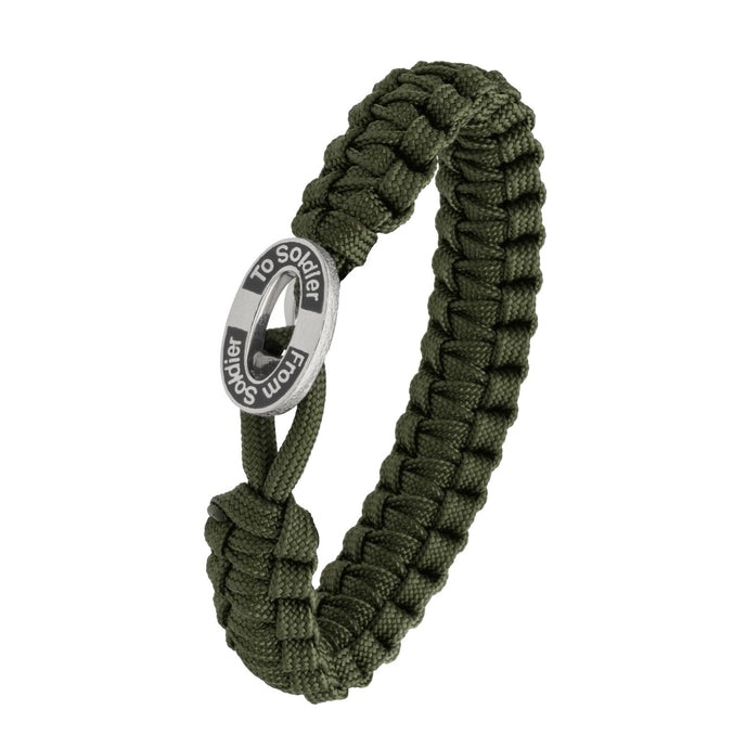 From Soldier To Soldier är ett coolt, tufft och elegant handjort armband i flätad fallskärmslina med ett lås i sterlingsilver i form av en uniformsknapp.