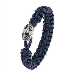 From Soldier To Soldier är ett coolt, tufft och elegant handjort armband i flätad fallskärmslina med ett lås i sterlingsilver i form av en uniformsknapp.