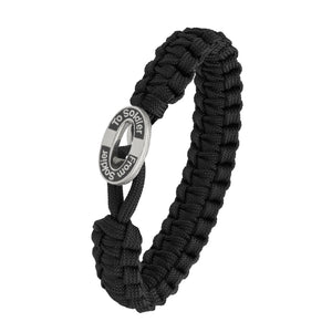 From Soldier To Soldier är ett coolt, tufft och elegant handjort armband i flätad fallskärmslina med ett lås i sterlingsilver i form av en uniformsknapp.