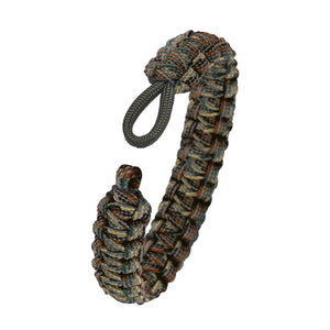From Soldier To Soldier är ett coolt, tufft och elegant handjort armband i flätad fallskärmslina med ett lås i sterlingsilver i form av en uniformsknapp.