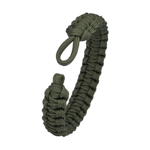 From Soldier To Soldier är ett coolt, tufft och elegant handjort armband i flätad fallskärmslina med ett lås i sterlingsilver i form av en uniformsknapp.