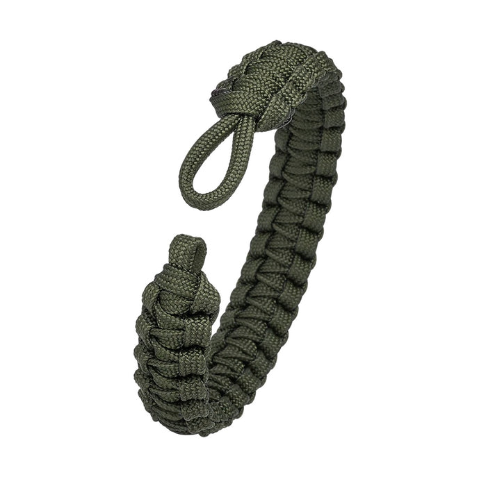From Soldier To Soldier är ett coolt, tufft och elegant handjort armband i flätad fallskärmslina med ett lås i sterlingsilver i form av en uniformsknapp.