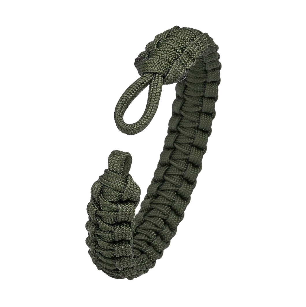 From Soldier To Soldier är ett coolt, tufft och elegant handjort armband i flätad fallskärmslina med ett lås i sterlingsilver i form av en uniformsknapp.