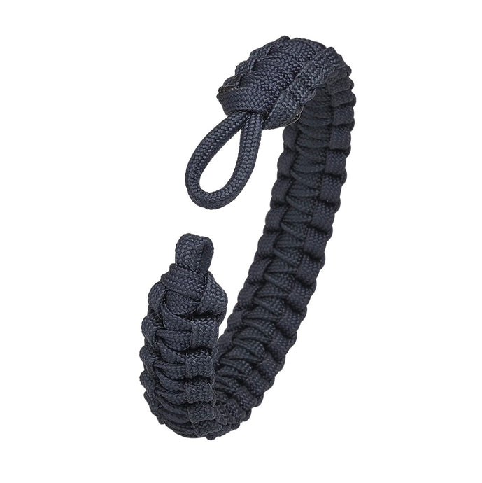 From Soldier To Soldier är ett coolt, tufft och elegant handjort armband i flätad fallskärmslina med ett lås i sterlingsilver i form av en uniformsknapp.