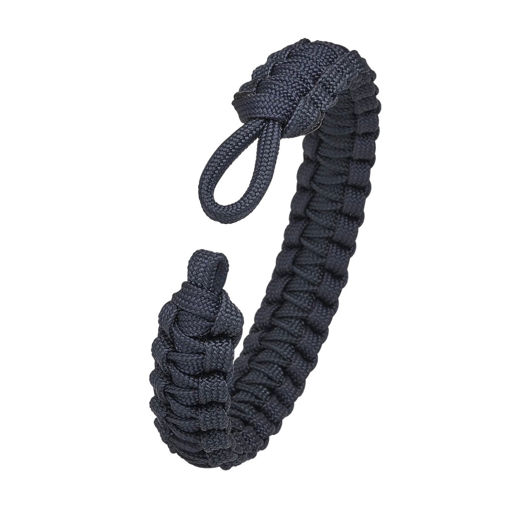 From Soldier To Soldier är ett coolt, tufft och elegant handjort armband i flätad fallskärmslina med ett lås i sterlingsilver i form av en uniformsknapp.