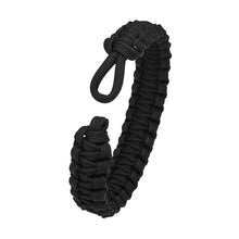 Load image into Gallery viewer, From Soldier To Soldier är ett coolt, tufft och elegant handjort armband i flätad fallskärmslina med ett lås i sterlingsilver i form av en uniformsknapp.