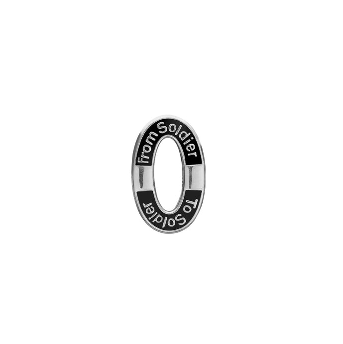 From Soldier To Soldier är ett coolt, tufft och elegant handgjort armband i flätad fallskärmslina med ett lås i sterlingsilver i form av en uniformsknapp eller ett hjärta.