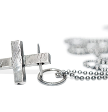 Load image into Gallery viewer, DOROTHEAS JEWELRY VINKLAT KORS HALSBAND