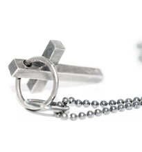 Load image into Gallery viewer, DOROTHEAS JEWELRY VINKLAT KORS HALSBAND
