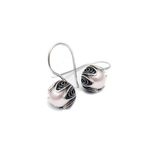 YVONE CHRISTA TULIP HOOK MEDIUM EARRINGS, PINK PEARL E237