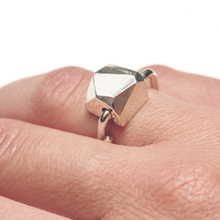 Load image into Gallery viewer, DOROTHEAS JEWELRY RÄTTFÄRDIGHETENS PANSAR RING