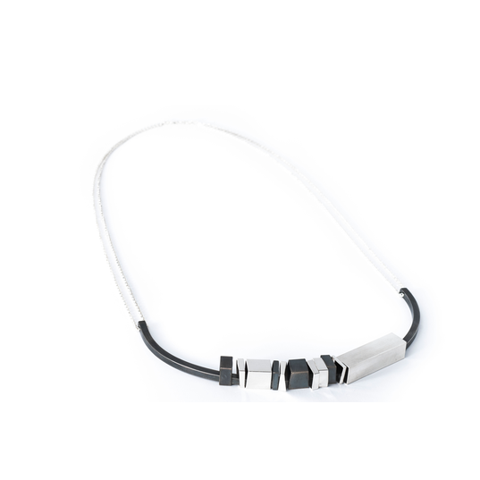 DOROTHEAS SANNINGENS BÄLTE LÅNGT HALSBAND