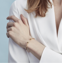 Load image into Gallery viewer, Syster P Strict bangle armband i guld