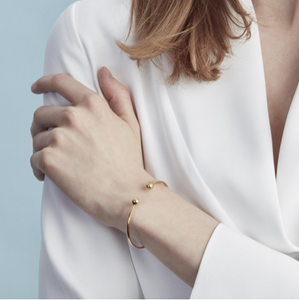 Syster P Strict bangle armband i guld
