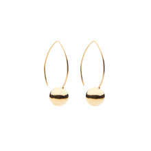 Load image into Gallery viewer, CU JEWELLERY GLOBE LONG EAR GOLD  Celabrate Globe - En lekfull tolkning av jordgloben som fanns i alla klassrum på 70-talet.