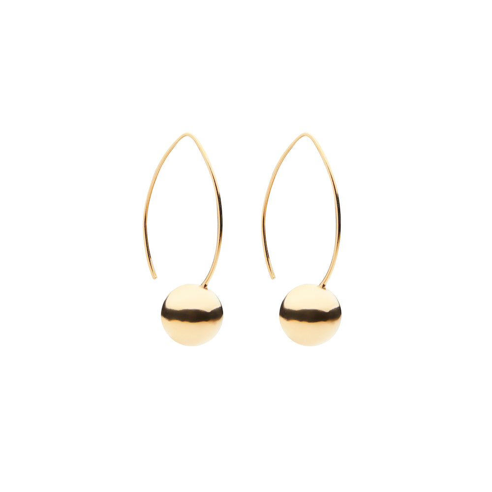 CU JEWELLERY GLOBE LONG EAR GOLD  Celabrate Globe - En lekfull tolkning av jordgloben som fanns i alla klassrum på 70-talet.