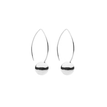 Load image into Gallery viewer, CU JEWELLERY GLOBE LONG EAR SILVER  Celabrate Globe - En lekfull tolkning av jordgloben som fanns i alla klassrum på 70-talet.