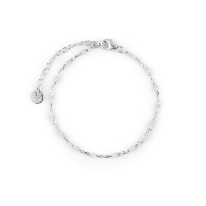 CU JEWELLERY LETTERS BEADED BRACELET WHITE SILVER Inspirerad av av Beaded armbandet från Two kollektionen har CU skapat denna färgsprakande mini-serie! Enjoy!