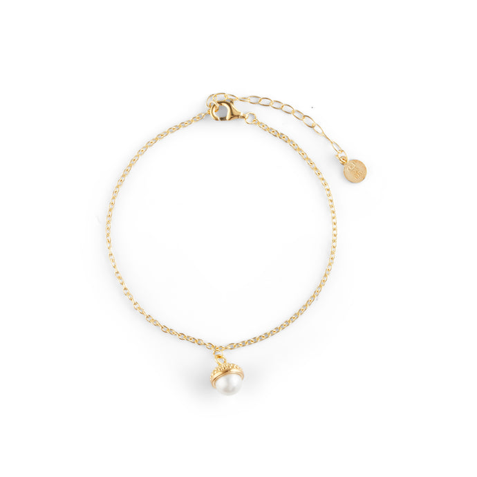 CU JEWELLERY PEARL BUBBLE BRACELET GOLD En fin inspiration från naturen ser vi här i formen av ett ekollon, där pärlan fått en fin hatt i silver eller guld.