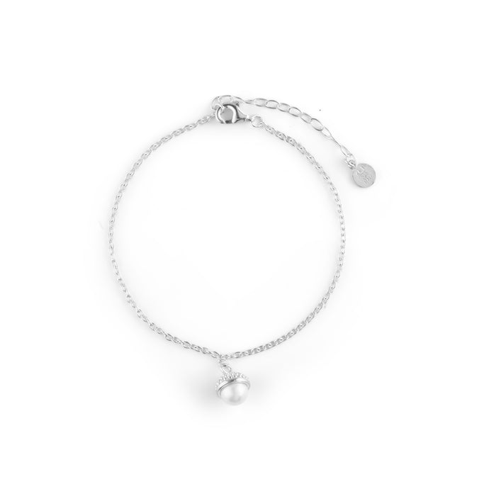 CU JEWELLERY PEARL BUBBLE BRACELET SILVER En fin inspiration från naturen ser vi här i formen av ett ekollon, där pärlan fått en fin hatt i silver eller guld.