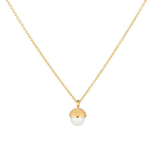 Load image into Gallery viewer, CU JEWELLERY PEARL BUBBLE LONG NECKLACE GOLD En fin inspiration från naturen ser vi här i formen av ett ekollon, där pärlan fått en fin hatt i silver eller guld.