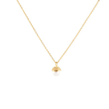 Load image into Gallery viewer, CU JEWELLERY PEARL BUBBLE NECKLACE GOLD En fin inspiration från naturen ser vi här i formen av ett ekollon, där pärlan fått en fin hatt i silver eller guld.