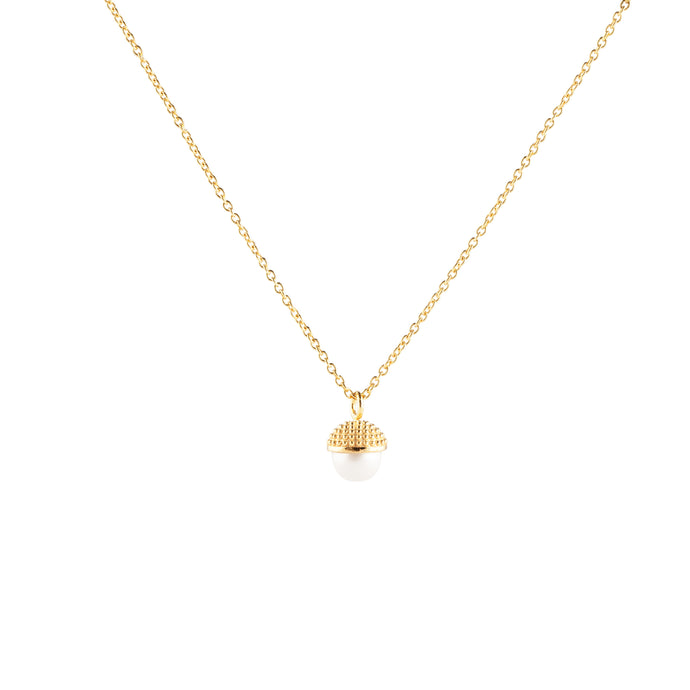 CU JEWELLERY PEARL BUBBLE NECKLACE GOLD En fin inspiration från naturen ser vi här i formen av ett ekollon, där pärlan fått en fin hatt i silver eller guld.