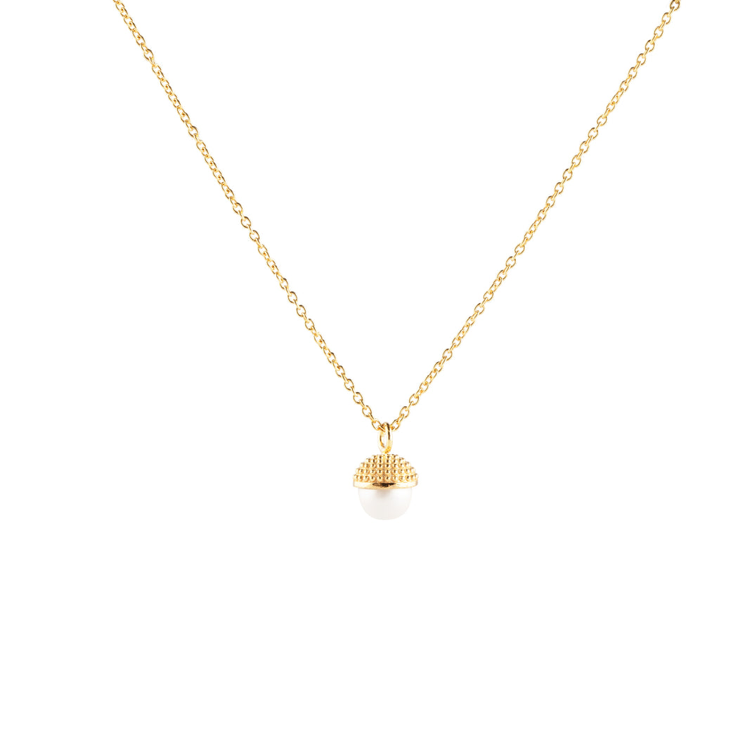 CU JEWELLERY PEARL BUBBLE NECKLACE GOLD En fin inspiration från naturen ser vi här i formen av ett ekollon, där pärlan fått en fin hatt i silver eller guld.