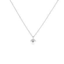 Load image into Gallery viewer, CU JEWELLERY PEARL BUBBLE NECKLACE SILVER En fin inspiration från naturen ser vi här i formen av ett ekollon, där pärlan fått en fin hatt i silver eller guld.