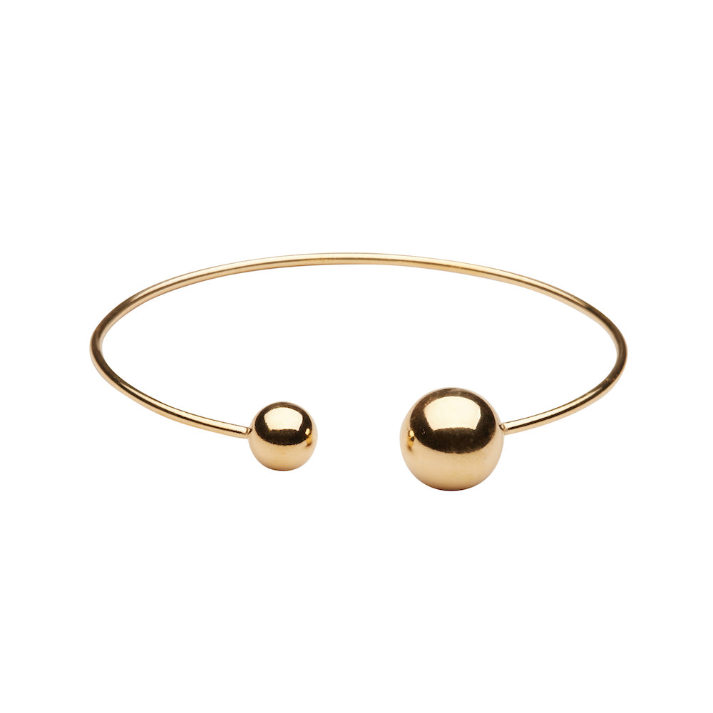 CU JEWELLERY GLOBE BANGLE BRACE GOLD  Celabrate Globe - En lekfull tolkning av jordgloben som fanns i alla klassrum på 70-talet.