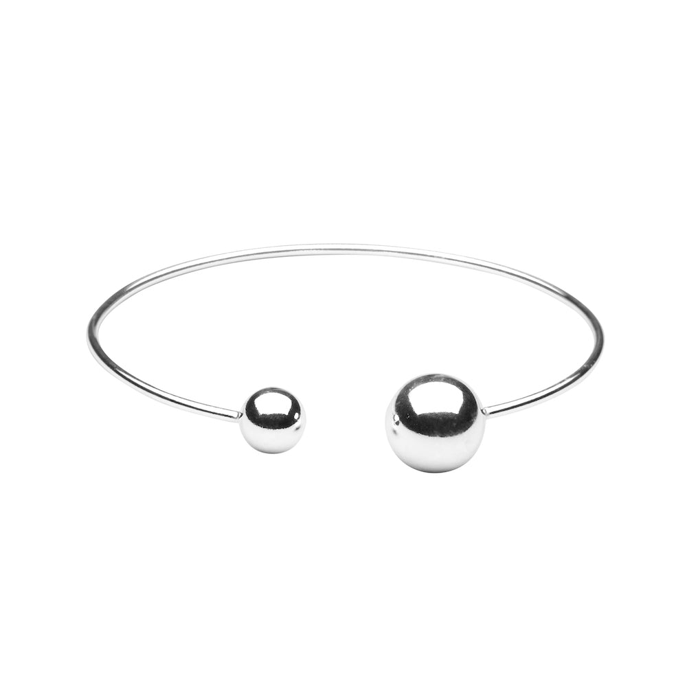 CU JEWELLERY GLOBE BANGLE BRACE SILVER Celabrate Globe - En lekfull tolkning av jordgloben som fanns i alla klassrum på 70-talet.