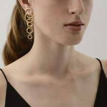 Load image into Gallery viewer, TABITHA MULTI EARRING Trendiga statement örhängen från Dansk Copenhagen
