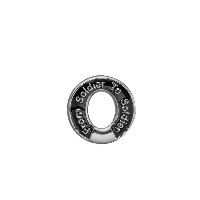 From Soldier To Soldier är ett coolt, tufft och elegant handjort armband i flätad fallskärmslina med ett lås i sterlingsilver i form av en uniformsknapp. 