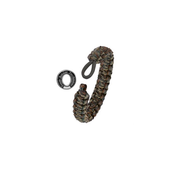 From Soldier To Soldier är ett coolt, tufft och elegant handjort armband i flätad fallskärmslina med ett lås i sterlingsilver i form av en uniformsknapp. Armbandet finns i 4 längder.