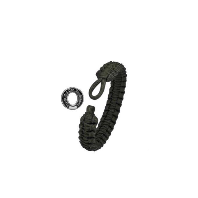 From Soldier To Soldier är ett coolt, tufft och elegant handjort armband i flätad fallskärmslina med ett lås i sterlingsilver i form av en uniformsknapp. Armbandet finns i 4 längder.