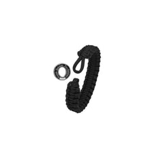 Load image into Gallery viewer, From Soldier To Soldier är ett coolt, tufft och elegant handjort armband i flätad fallskärmslina med ett lås i sterlingsilver i form av en uniformsknapp. 