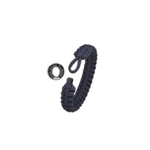 Load image into Gallery viewer, From Soldier To Soldier är ett coolt, tufft och elegant handjort armband i flätad fallskärmslina med ett lås i sterlingsilver i form av en uniformsknapp. 