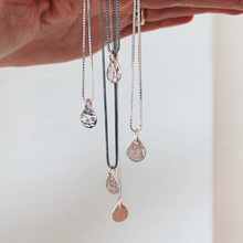 Load image into Gallery viewer, DOROTHEAS JEWELRY HOPPETS TÅRAR BERLOCK HALSBAND