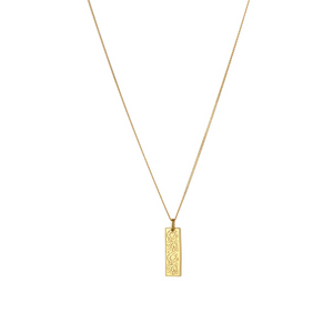 SYSTER P KRISTINE SQUARED PENDANT GOLD NECKLACE Art nr: NG1289  Rektangulär berlock med fint blommönster. Designad för Syster P av norska influencern Kristine Ullebø.