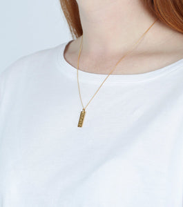SYSTER P KRISTINE SQUARED PENDANT GOLD NECKLACE Art nr: NG1289  Rektangulär berlock med fint blommönster. Designad för Syster P av norska influencern Kristine Ullebø.