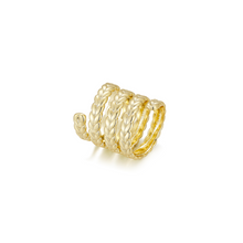 Load image into Gallery viewer, LA MAISON BAGATELLE BRAIDED RING GOLD En vacker gyllene fläta som snurrar vackert runt ditt finger