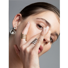 Load image into Gallery viewer, LA MAISON BAGATELLE BRAIDED RING GOLD En vacker silver eller gyllene fläta som snurrar vackert runt ditt finger