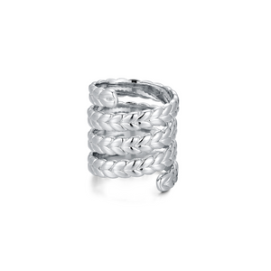 LA MAISON BAGATELLE BRAIDED RING SILVER En vacker silverfläta som snurrar vackert runt ditt finger