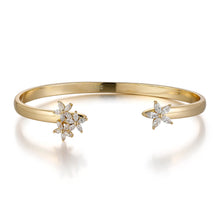 Load image into Gallery viewer, LA MAISON BAGATELLE FLOWER BANGLE GOLD Snygg oval armring med navettslipade klara Swarovskikristaller satta i form av små blommor i armbandets ändar.
