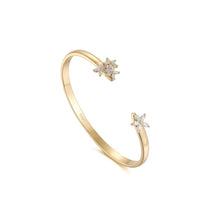 Load image into Gallery viewer, LA MAISON BAGATELLE FLOWER BANGLE GOLD Snygg oval armring med navettslipade klara Swarovskikristaller satta i form av små blommor i armbandets ändar.  Redigera alternativ text
