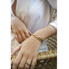 Load image into Gallery viewer, LA MAISON BAGATELLE FLOWER BANGLE GOLD Snygg oval armring med navettslipade klara Swarovskikristaller satta i form av små blommor i armbandets ändar.