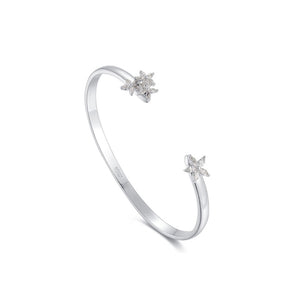 LA MAISON BAGATELLE FLOWER BANGLE SILVER Snygg oval armring med navettslipade klara Swarovskikristaller satta i form av små blommor i armbandets ändar.