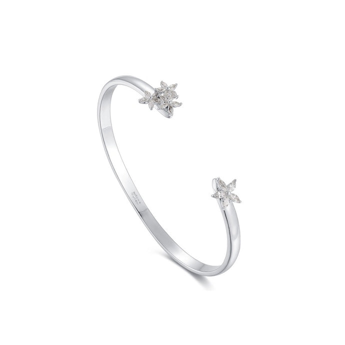 LA MAISON BAGATELLE FLOWER BANGLE SILVER Snygg oval armring med navettslipade klara Swarovskikristaller satta i form av små blommor i armbandets ändar.
